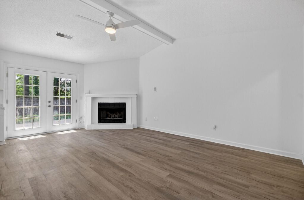 Image 7 of property listing at 450 Longleaf Drive, Summerville, SC 29483