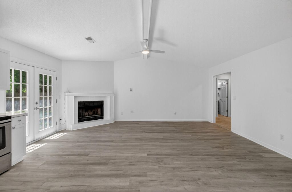 Image 8 of property listing at 450 Longleaf Drive, Summerville, SC 29483
