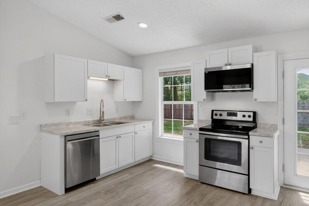 Image 9 of property listing at 450 Longleaf Drive, Summerville, SC 29483