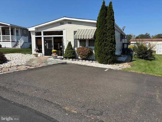 53 NESHAMINY FALLS CIR, North Wales, PA 19454