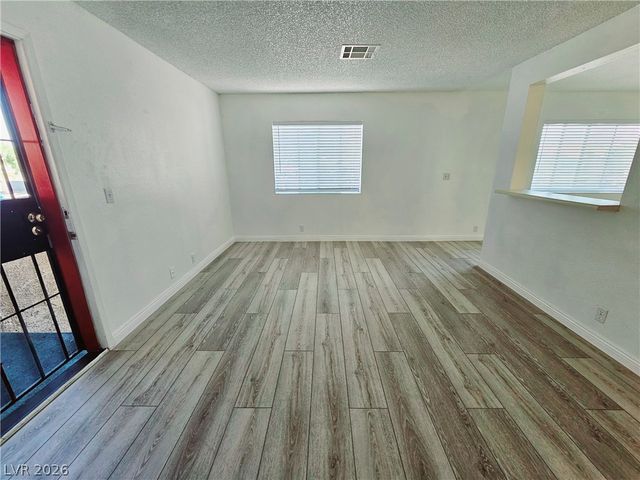 5121 Pioneer Avenue 201, Las Vegas, NV 89146