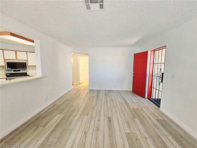 5121 Pioneer Avenue 201, Las Vegas, NV 89146