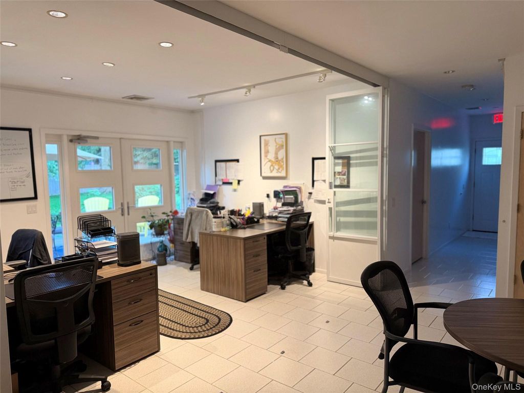 380 Park Avenue $1500 1 room, Huntington, NY 11743 — photo 2