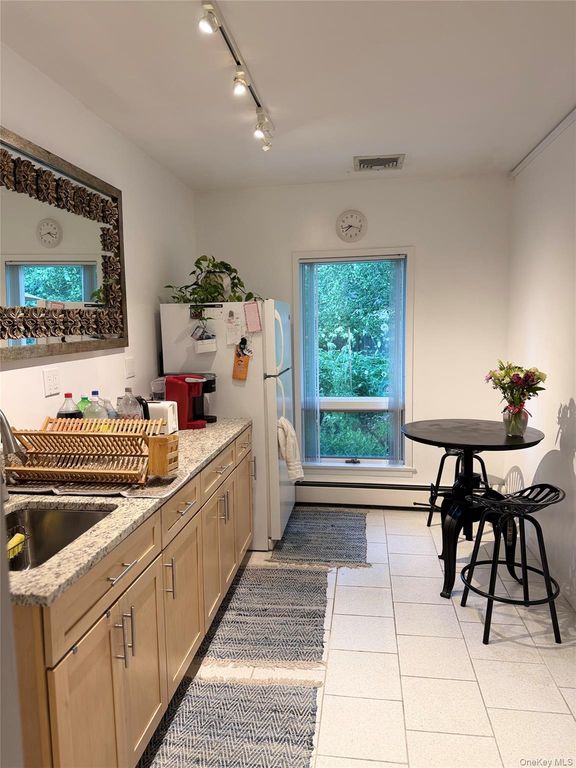 380 Park Avenue $1500 1 room, Huntington, NY 11743 — photo 3