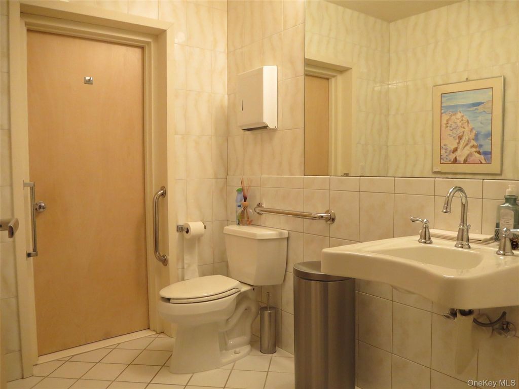 380 Park Avenue $1500 1 room, Huntington, NY 11743 — photo 4