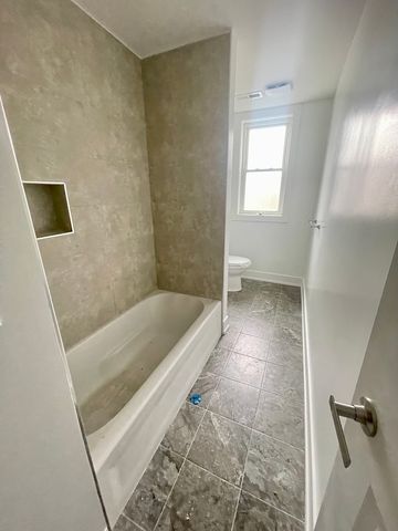 8035 S Essex Avenue, Chicago, IL 60617