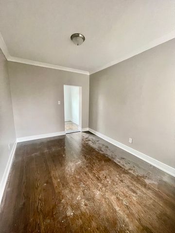 8035 S Essex Avenue, Chicago, IL 60617