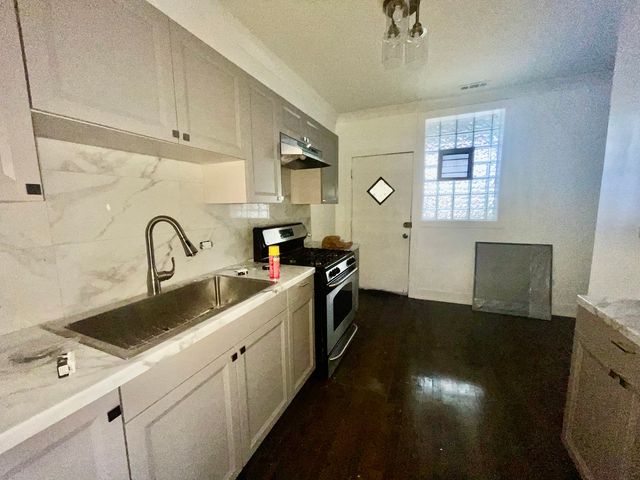 8035 S Essex Avenue, Chicago, IL 60617