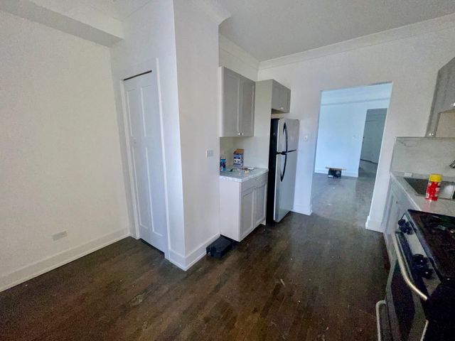 8035 S Essex Avenue, Chicago, IL 60617