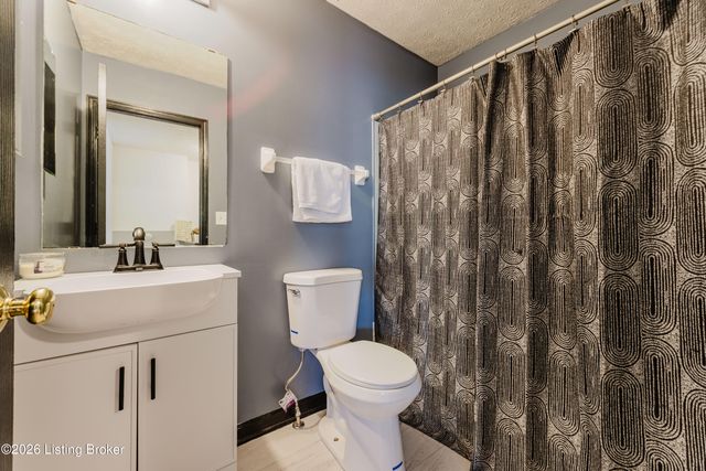6319 Maravian Dr, Louisville, KY 40258