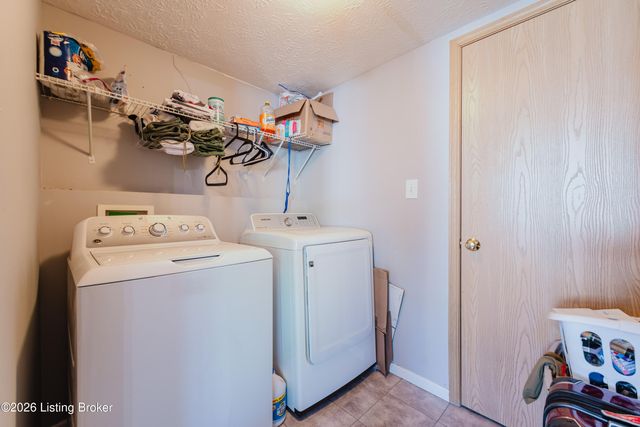 6319 Maravian Dr, Louisville, KY 40258