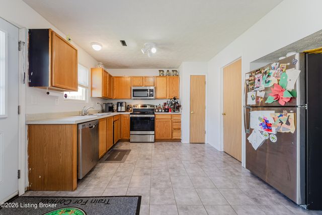 6319 Maravian Dr, Louisville, KY 40258