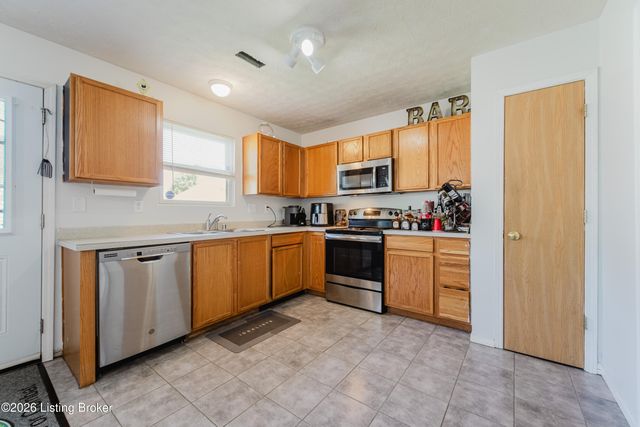 6319 Maravian Dr, Louisville, KY 40258