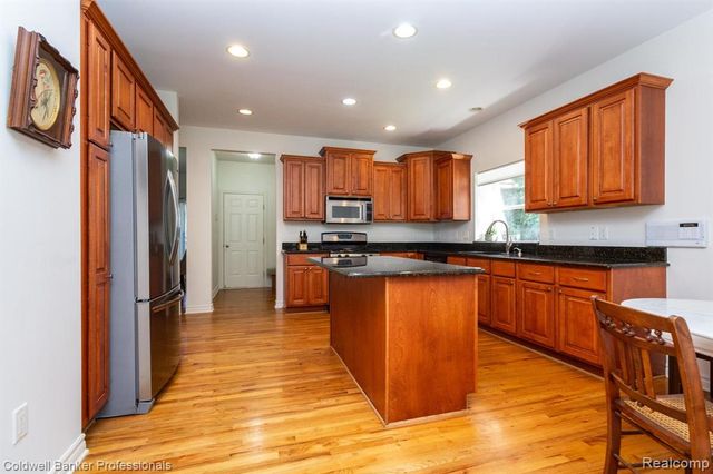 15317 Oak Hollow Drive, Holly, MI 48442