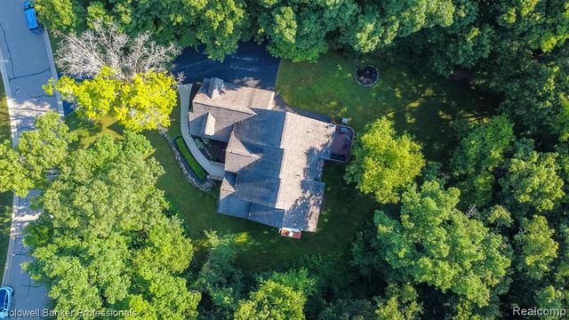 15317 Oak Hollow Drive, Holly, MI 48442