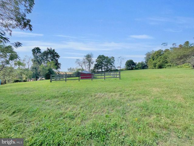 1095 TEXTER MOUNTAIN RD, Robesonia, PA 19551