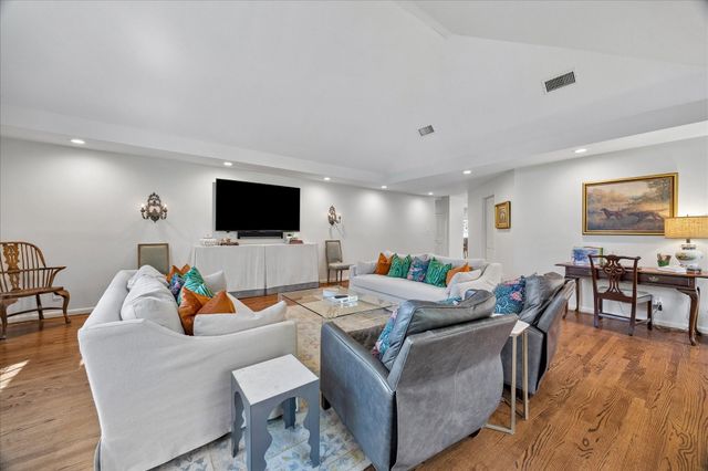 10926 Wickwild Street, Hunters Creek Village, TX 77024