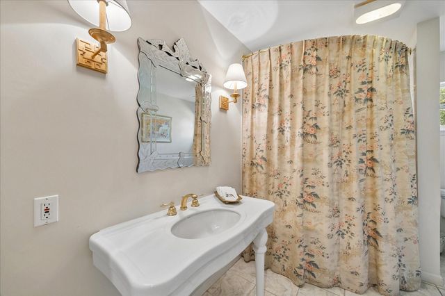 10926 Wickwild Street, Hunters Creek Village, TX 77024