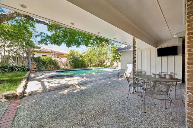 10926 Wickwild Street, Hunters Creek Village, TX 77024