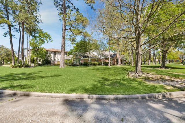 10926 Wickwild Street, Hunters Creek Village, TX 77024