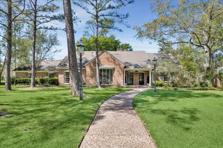 10926 Wickwild Street, Hunters Creek Village, TX 77024
