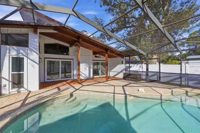 228 87TH AVENUE NE, St Petersburg, FL 33702