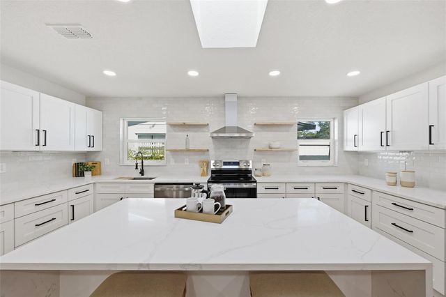 228 87TH AVENUE NE, St Petersburg, FL 33702