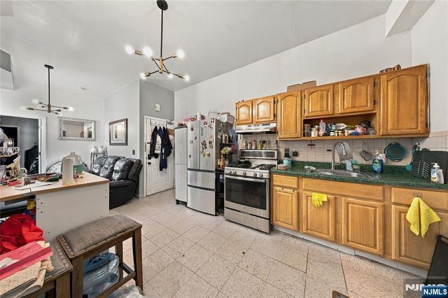 326 32nd Street, Union City, NJ 07087
