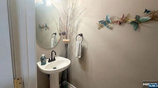 136 Mountainside Drive, Pompton Lakes, NJ 07442