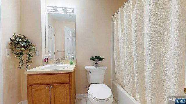 136 Mountainside Drive, Pompton Lakes, NJ 07442