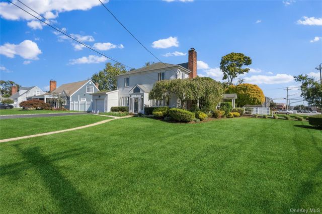 2 Amherst Place, Massapequa, NY 11758
