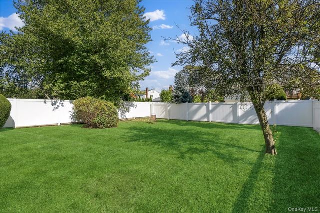 2 Amherst Place, Massapequa, NY 11758