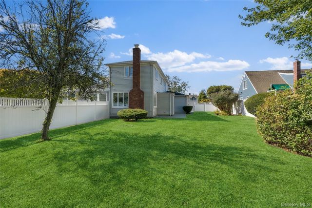 2 Amherst Place, Massapequa, NY 11758