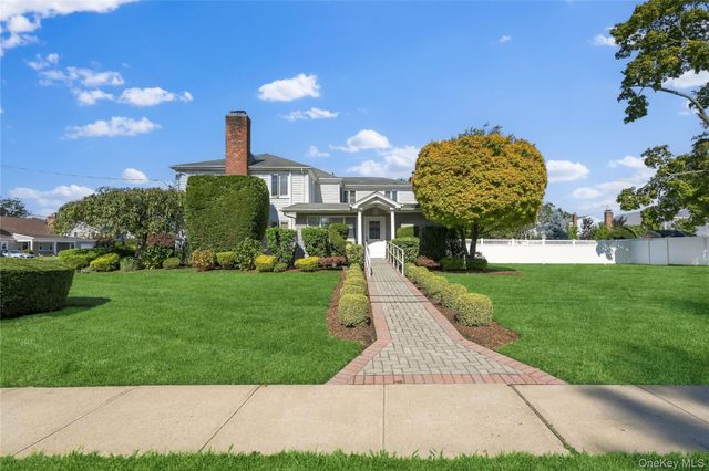 2 Amherst Place, Massapequa, NY 11758