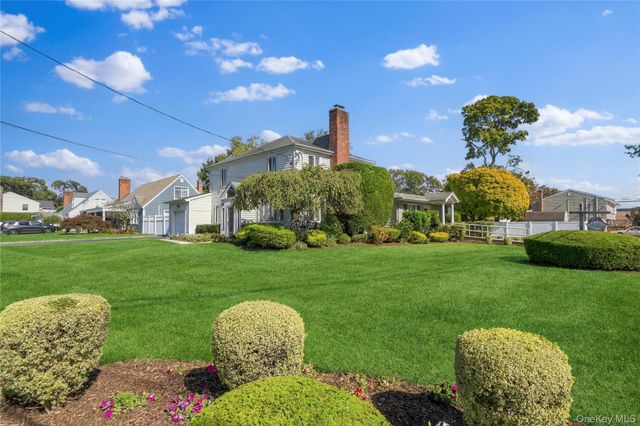 2 Amherst Place, Massapequa, NY 11758
