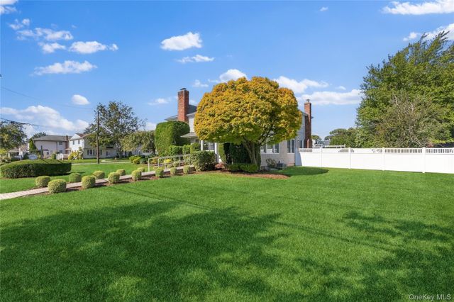 2 Amherst Place, Massapequa, NY 11758