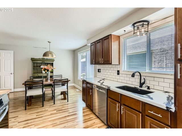 319 Ne HYDE Cir, Hillsboro, OR 97124