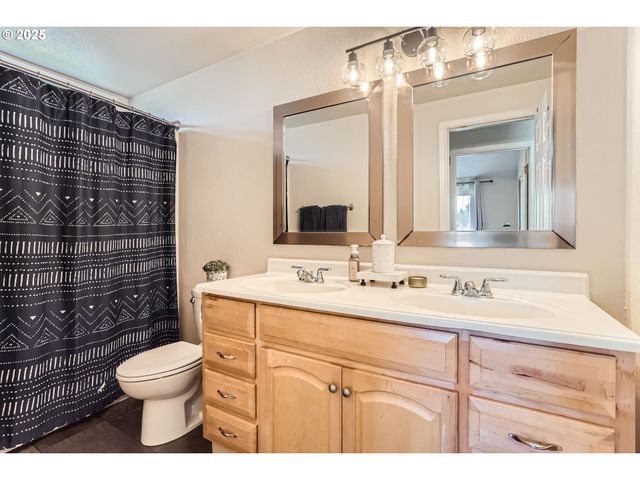 319 Ne HYDE Cir, Hillsboro, OR 97124
