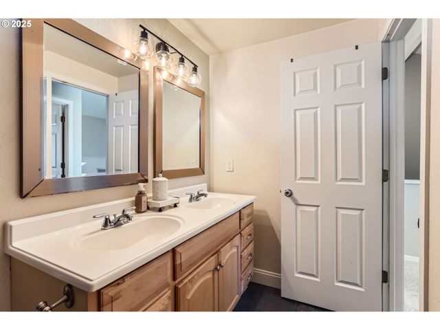 319 Ne HYDE Cir, Hillsboro, OR 97124