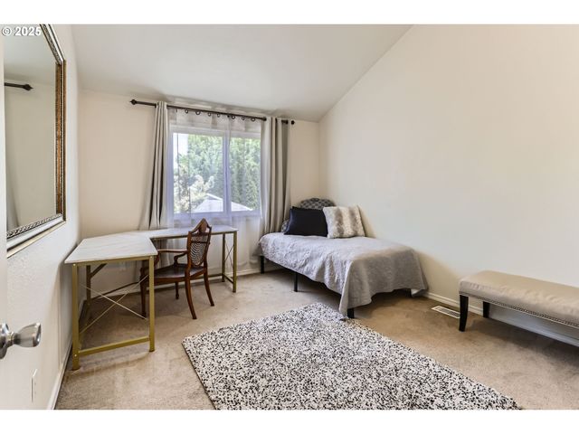 319 Ne HYDE Cir, Hillsboro, OR 97124