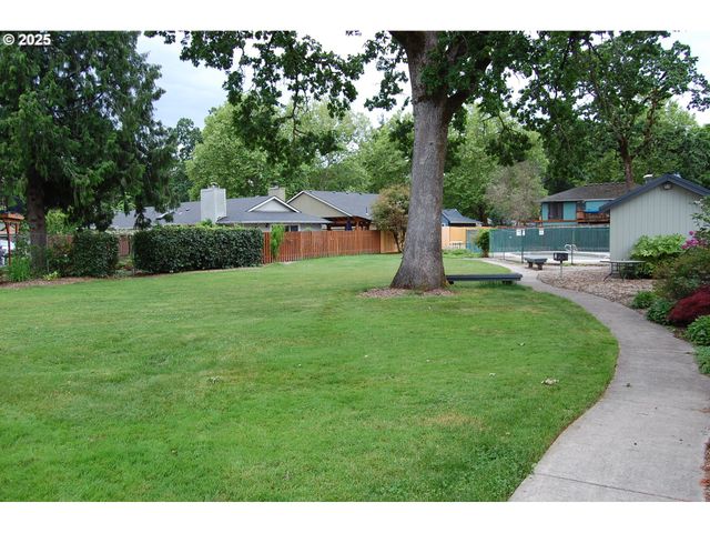 319 Ne HYDE Cir, Hillsboro, OR 97124
