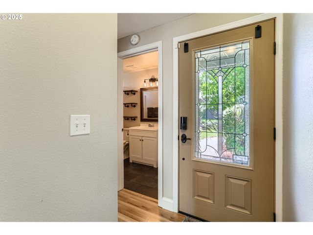 319 Ne HYDE Cir, Hillsboro, OR 97124