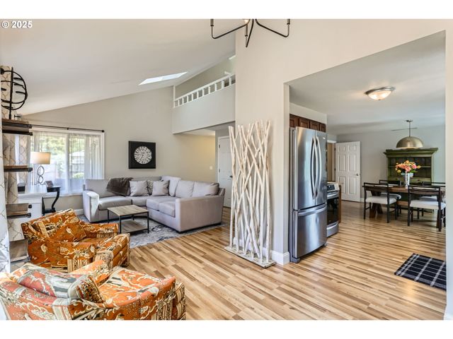 319 Ne HYDE Cir, Hillsboro, OR 97124