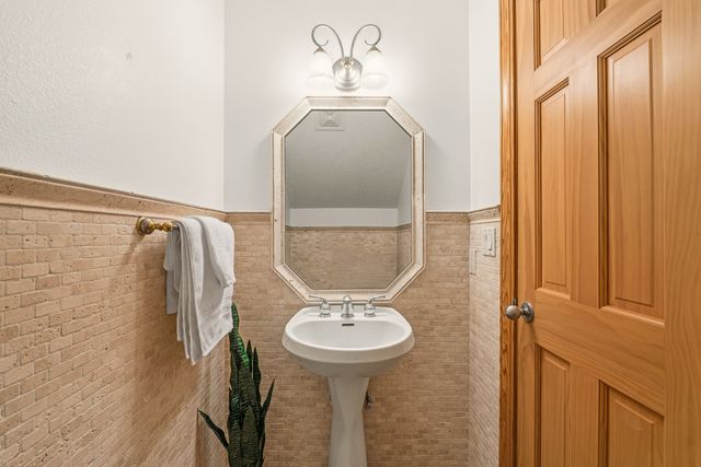 5705 Quemazon, Los Alamos, NM 87544