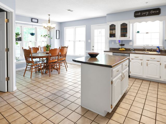 8881 W GLENDALE CT, Memphis, TN 38018