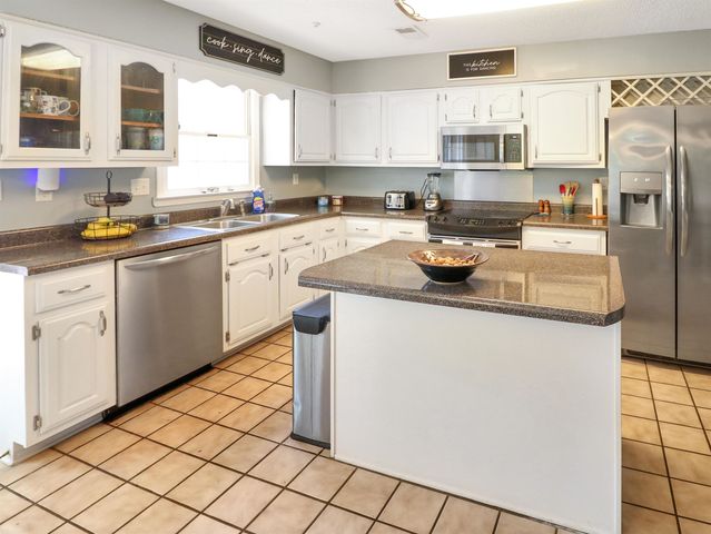 8881 W GLENDALE CT, Memphis, TN 38018