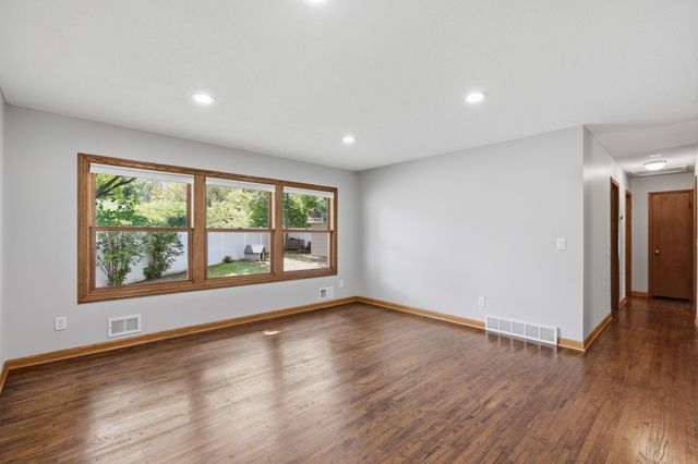 443 Cord Circle, New Brighton, MN 55112
