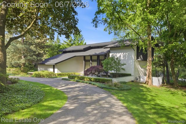 5321 Forest Way, Bloomfield Hills, MI 48302