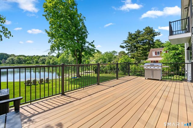 7 Waterside Lane, West Hartford, CT 06107
