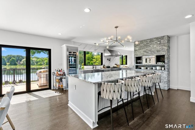 7 Waterside Lane, West Hartford, CT 06107